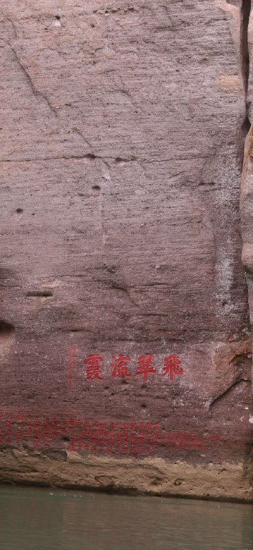 罂粟的种植简单没有技术，收成年份短，半年就可以，春种秋收完美的避开了中国一般农忙，而且可以和农作物套种，比如小麦