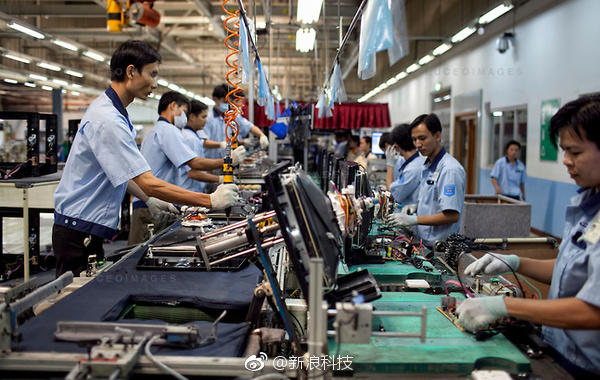 【三星电子正考虑暂停在中国的手机制造厂】据报道，由于销量大跌且劳动力成本上升，三星正考虑停止天津三星通信技术有限公司的手机生产