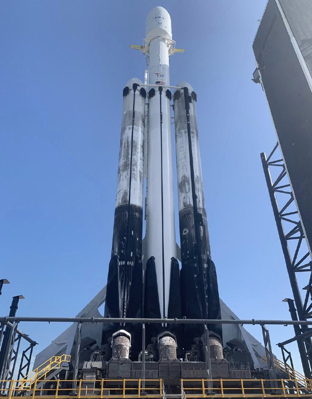 【SpaceX成功发射猎鹰重型火箭】PingWest品玩6月25日讯，美国太空探索技术公司（SpaceX）刚刚成功进行其“猎鹰重型”火箭的第三次发射，该公司CEO Elon Musk 在推特上表示，这将是该公司有史以来最困难的一次发射