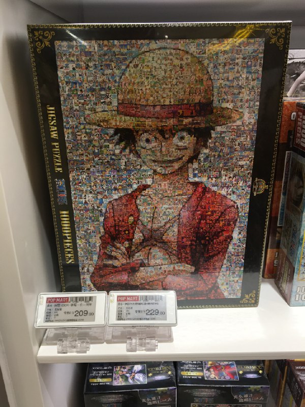 今天发现，泡泡玛特的店里用上了电子纸标签，而且是彩色的