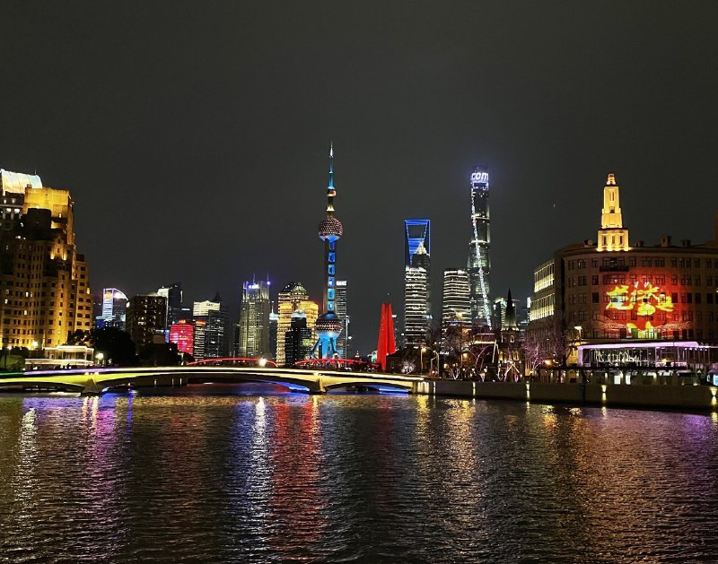 走在苏州河附近，人民邮电的楼是英商思九生洋行设计的，1924年的建筑，字是毛泽东亲笔提的