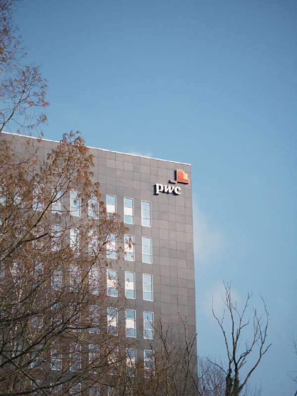 有意思的是Henk Sneevlietweg 这一站是用Henk Sneevliet本人的名字命名的