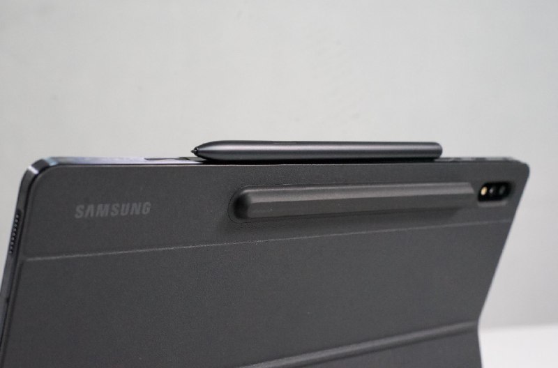 欣赏一下三星Galaxy Tab S7+搭载高通骁龙865+处理器、12.4寸的OLED 120Hz刷新率屏幕、4096级压感、还有它的S Pen配合键盘，配合大厂的品控，精致轻薄