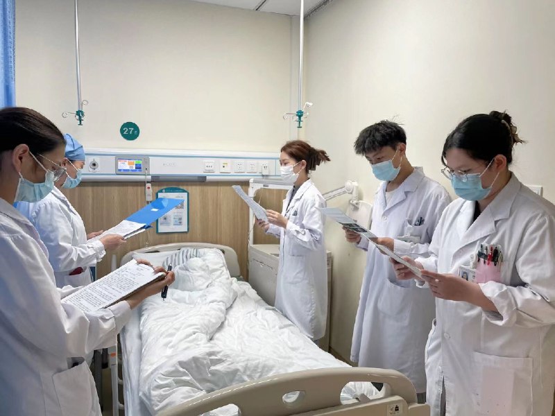 朋友教学查房的时候病人跑了，塞了她的病号服放被子里，都挺好的，就是汇报病史的时候憋笑很辛苦