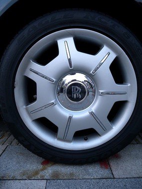 不知道你有没有注意到，街拍的劳斯莱斯照片，轮毂上的logo都是正立的因为它确实永远都是正立的劳斯莱斯在logo中加入了轴承，让其重心朝下，这样车轮在转动过程中logo会始终保持直立   #无用但有趣的冷知识不知道你有没有注意到，街拍的劳斯莱斯照片，轮毂上的logo都是正立的因为它确实永远都是正立的劳斯莱斯在logo中加入了轴承，让其重心朝下，这样车轮在转动过程中logo会始终保持直立   #无用但有趣的冷知识