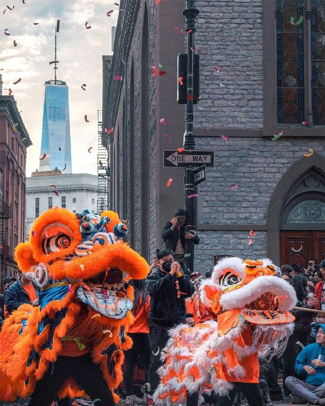 在美国街头舞狮可以，在中国街头摆圣诞树绝对不行