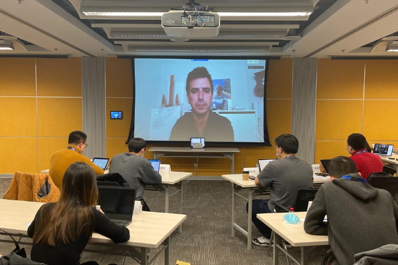 Mobileye 产品及战略执行副总裁 Erez Dagan，在接受媒体采访时，说了一段很厉害的话