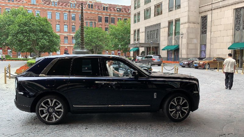 不知道你有没有注意到，街拍的劳斯莱斯照片，轮毂上的logo都是正立的因为它确实永远都是正立的劳斯莱斯在logo中加入了轴承，让其重心朝下，这样车轮在转动过程中logo会始终保持直立   #无用但有趣的冷知识不知道你有没有注意到，街拍的劳斯莱斯照片，轮毂上的logo都是正立的因为它确实永远都是正立的劳斯莱斯在logo中加入了轴承，让其重心朝下，这样车轮在转动过程中logo会始终保持直立   #无用但有趣的冷知识