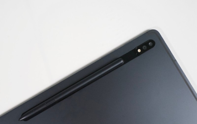 欣赏一下三星Galaxy Tab S7+搭载高通骁龙865+处理器、12.4寸的OLED 120Hz刷新率屏幕、4096级压感、还有它的S Pen配合键盘，配合大厂的品控，精致轻薄