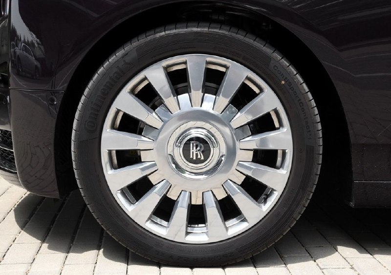 不知道你有没有注意到，街拍的劳斯莱斯照片，轮毂上的logo都是正立的因为它确实永远都是正立的劳斯莱斯在logo中加入了轴承，让其重心朝下，这样车轮在转动过程中logo会始终保持直立   #无用但有趣的冷知识不知道你有没有注意到，街拍的劳斯莱斯照片，轮毂上的logo都是正立的因为它确实永远都是正立的劳斯莱斯在logo中加入了轴承，让其重心朝下，这样车轮在转动过程中logo会始终保持直立   #无用但有趣的冷知识