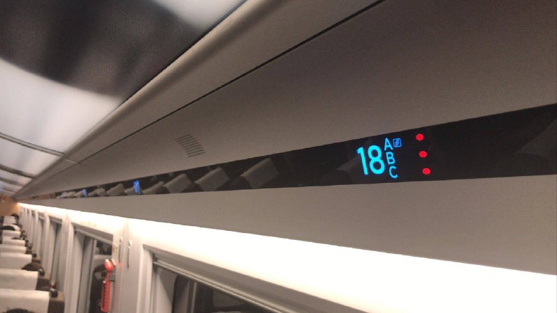 一个有点偏题的回答这个高铁设计和英国火车很像了特别人性的一个设计如果有人坐 红色如果没有人坐 绿色如果下一站即将有人坐 黄色这样买了站票 的乘客可以把空座位有效利用起来也避免了占用别人座位的尴尬 特别棒   #大产品小细节