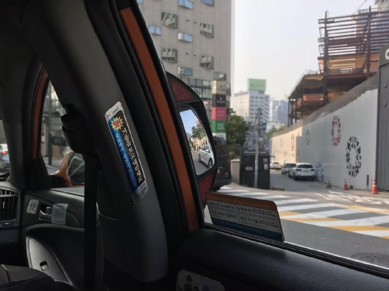 韩国出租车后排乘客的后视镜，防止开门时后方来车碰撞   #大产品小细节