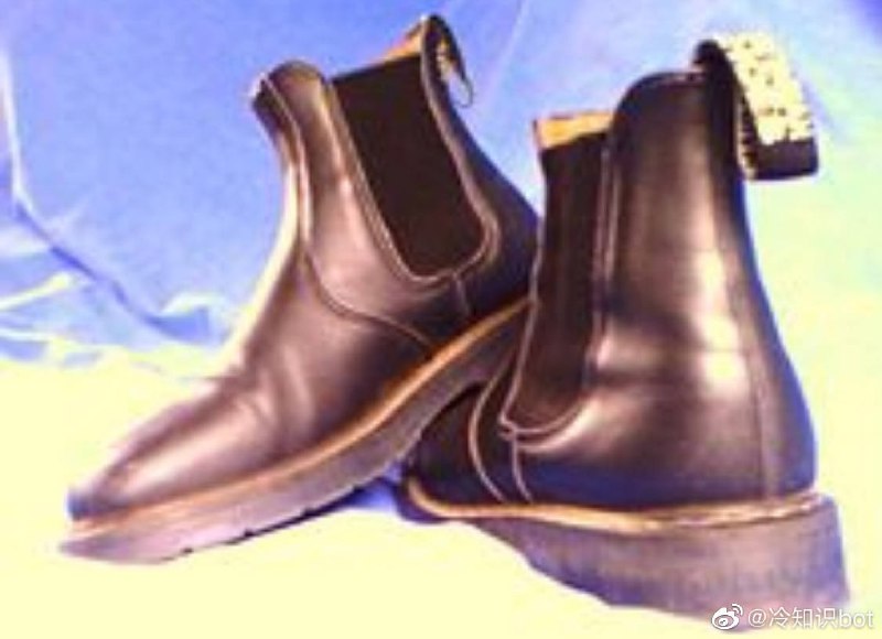 切尔西靴在英国有个外号叫偷情鞋，原因是他们觉得穿切尔西靴在偷情的时候方便逃跑