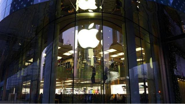 代价惨重！苹果公司因为检查零售店员工的背包，最终付出了2990万美元的赔偿！11月14日消息，苹果公司近日将支付2990万美元给美国加州的苹果零售店员工，原因是2013年苹果公司强制执行了零售店员工下班前需要检查背包的规定