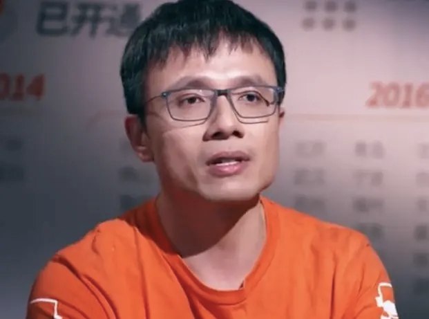 货拉拉CEO周胜馥发布了一封“CEO的信”，主题是《长沙坠车时间的反思》，用洋洋洒洒1500字左右描述了他对这件事的感受，他说网上骂自己的声音，是自己活该，但网上骂货拉拉司机群体的声音，他非常痛心