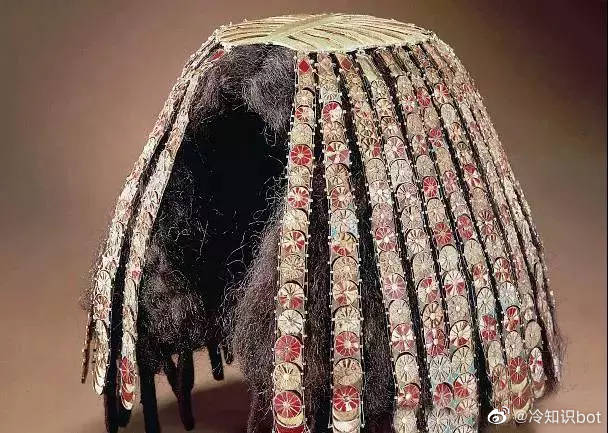 古埃及人男男女女都有剃头的习惯，“秃头”在当时被认为是美的缩影
