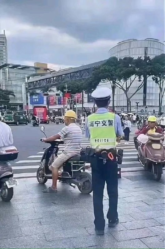 嘿你奥特曼的身份暴露了 #今天有什么好笑的嘿你奥特曼的身份暴露了 #今天有什么好笑的