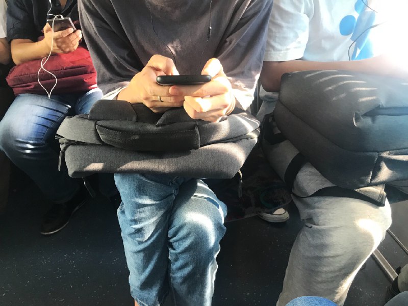 对于背着包的男性，总感觉像是搞IT的…   #工程师的日常