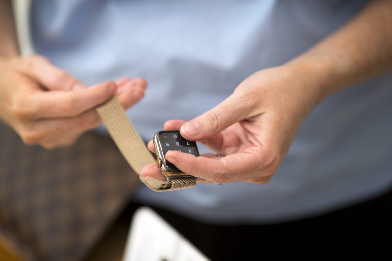 【消息指苹果Apple Watch Series 8 将配备体温传感器】据彭博7月3日报道，苹果 Apple Watch Series 8 将在今年晚些时候推出，最新消息称该手表将配备体温传感器