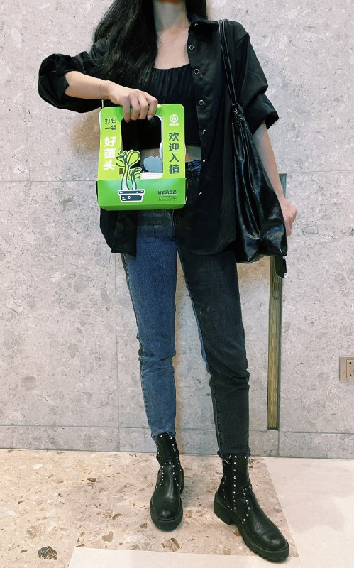 今日最佳时尚单品—海底捞鲜活豌豆苗盒剪掉一茬儿最新鲜的当场涮锅吃掉，再把盒子提走回家浇水养新茬儿，讲的就是一个可持续发展，可持续收割 #大产品小细节